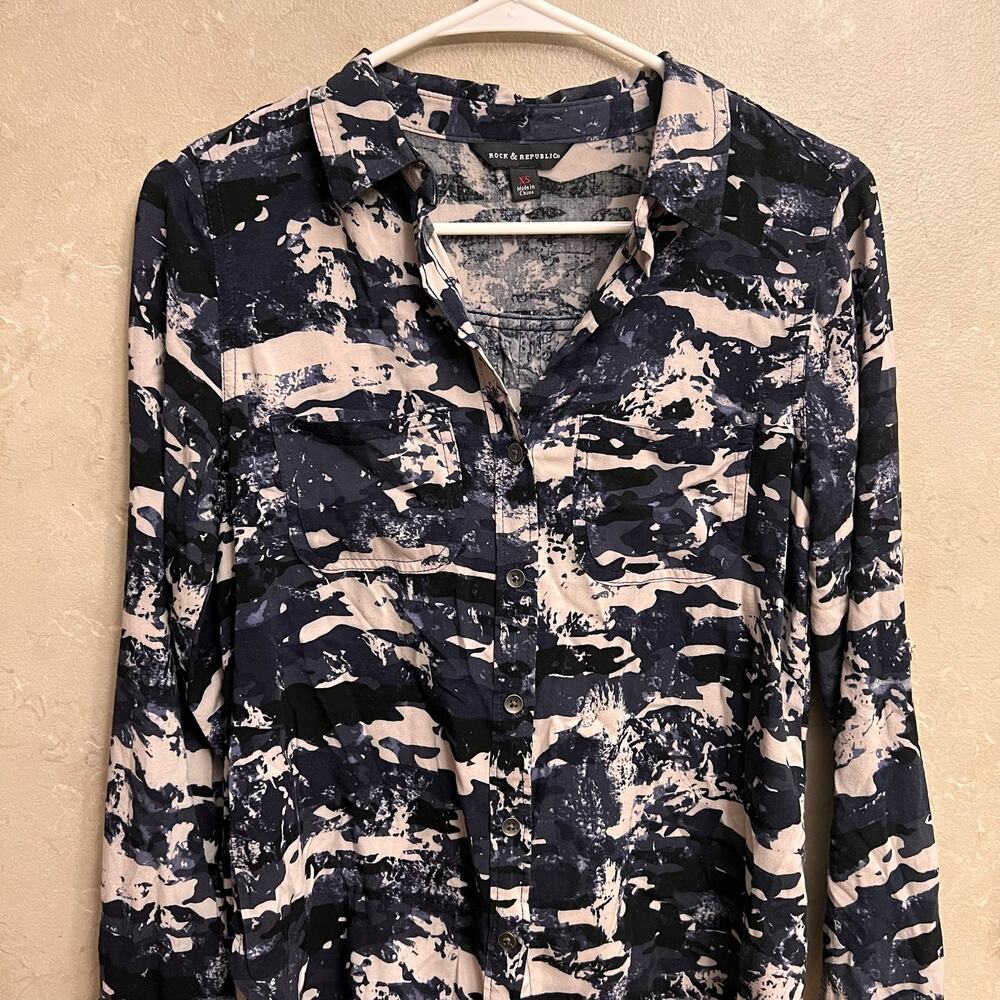 Rock & Republic Blue Camo Long Sleeve Button Up Front Pocket Blouse Size XS - Picture 9 of 16